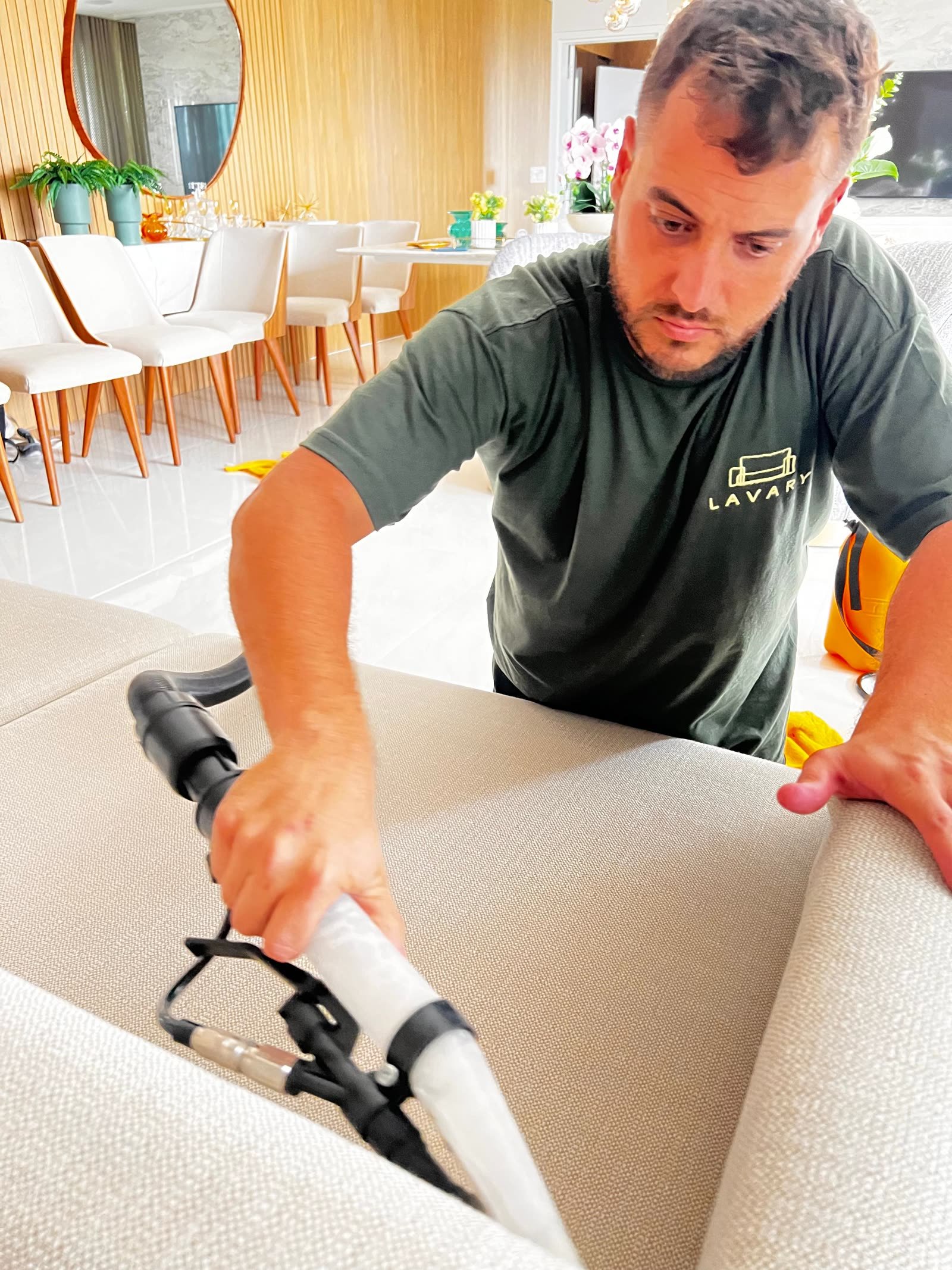 Poltronas de couro em ambiente refinado
