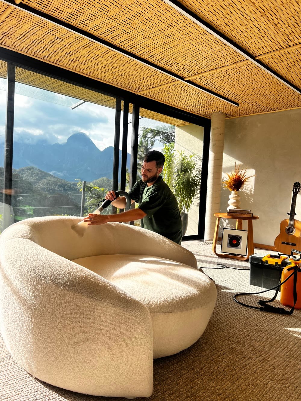 Ambiente de alto padrão com sofá de design e vista para as montanhas do Rio