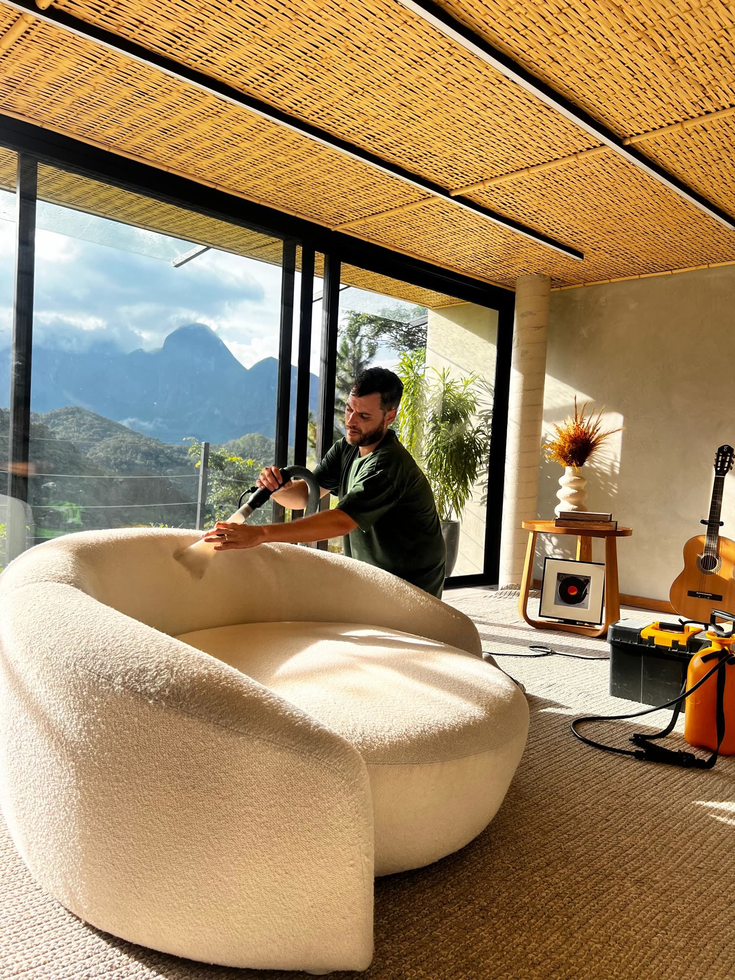 Sofá de design com vista para as montanhas do Rio