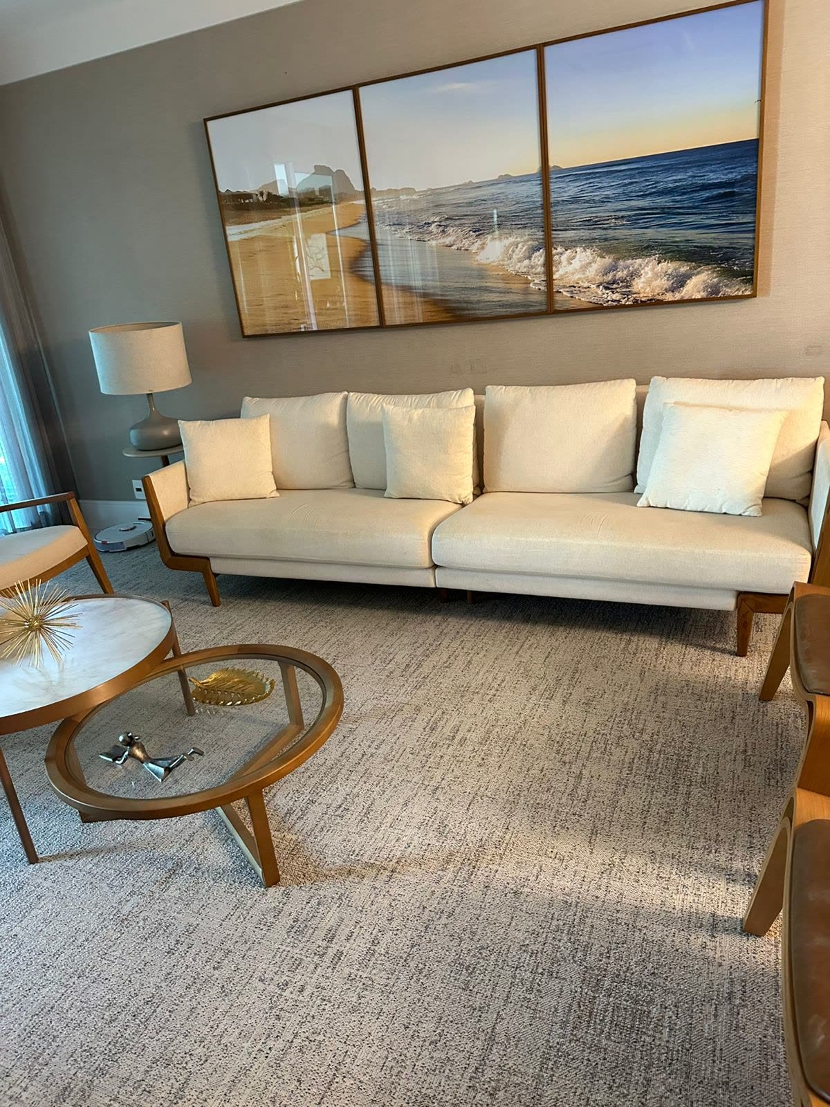Sala de estar de alto padrão com vista para o mar